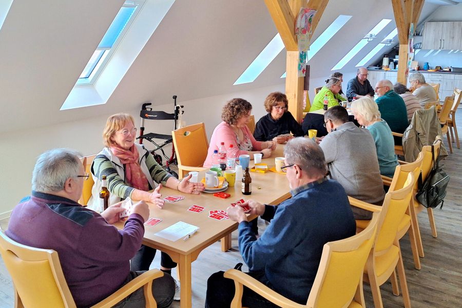 Große und fröhliche Runde an den Spieltischen