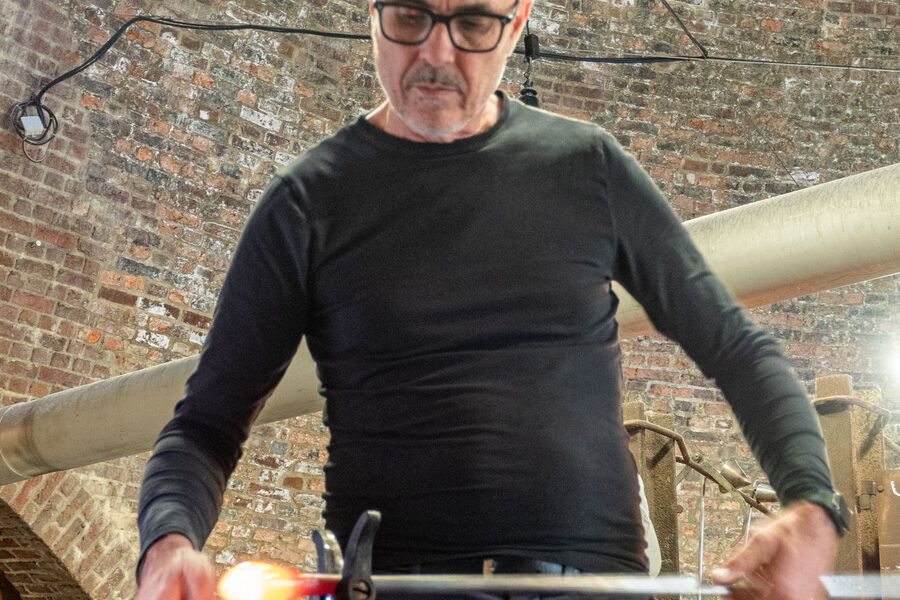 Viele Handgriffe sind nötig um ein Glas herzustellen