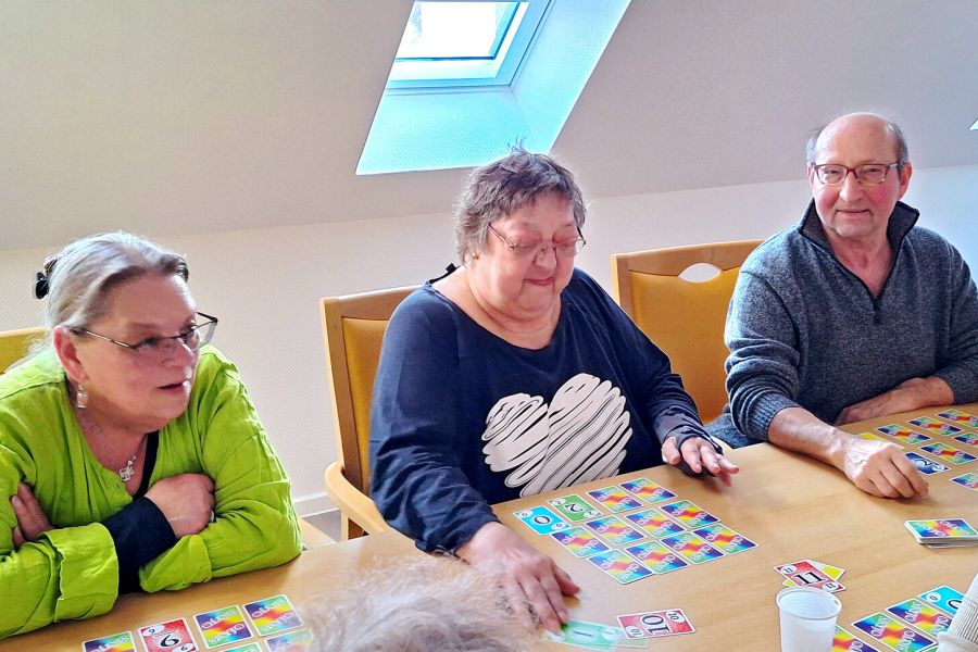 Christiane, Ute und Rainer beim Spielen