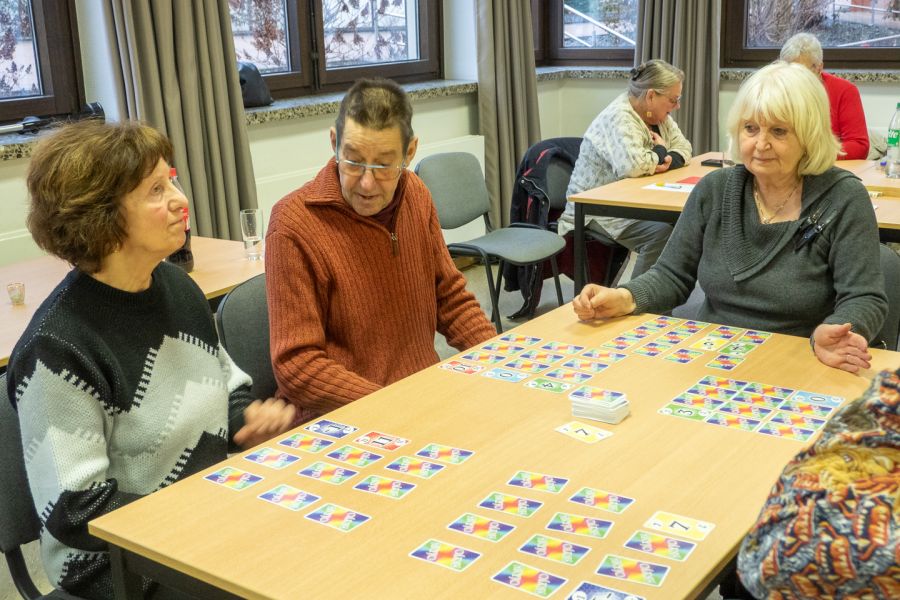 … und am Spieletisch sind die Karten gut gemischt.