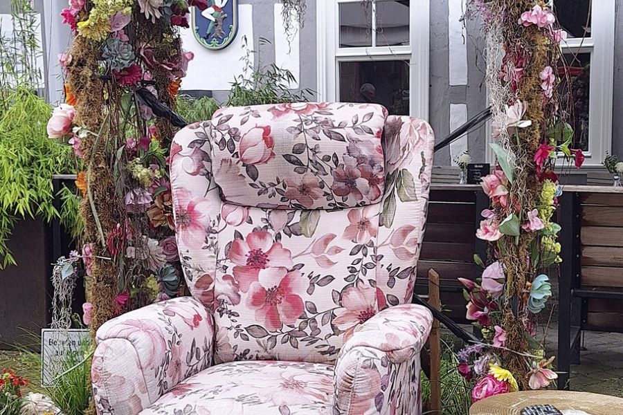 Ein schön dekorierter Sessel mitten in der Fußgängerzone für die Märchenstunde.